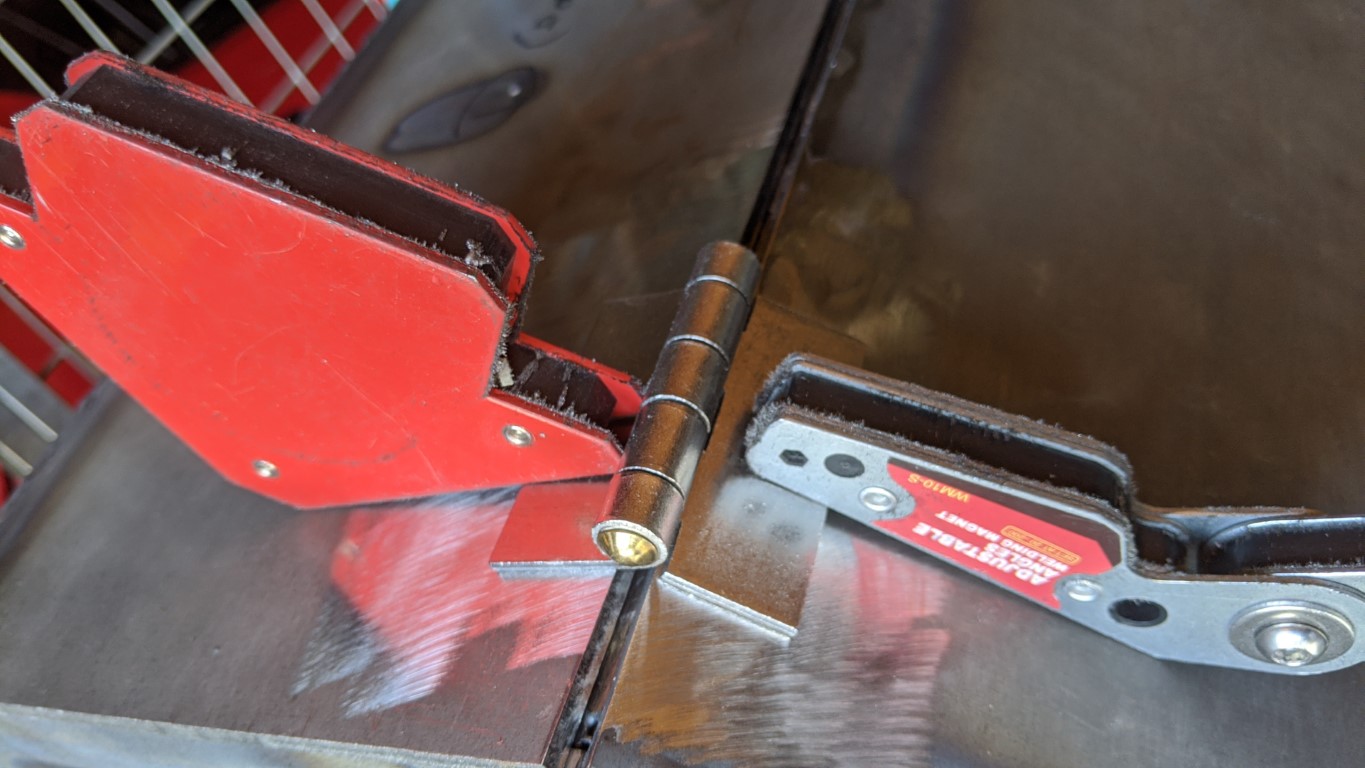 Fixing the hinges with magnets