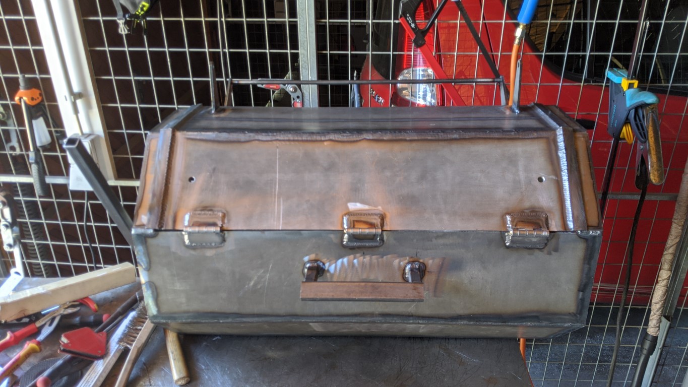 Smoke chamber including lid stop